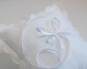 Wit linnen ringkussen met geschulpte rand, gepersonaliseerd trouwringkussen met champagnerand, 23 x 23 cm
