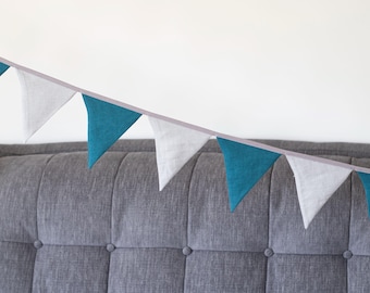 Zeeschuimblauwe en lichtgrijze linnen vlaggenlijn – nautische slinger voor kustdecor – handgemaakte linnen vlagbanner – decoratie strandhuisfeest