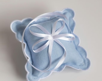 Klein lichtblauw linnen ringkussen – trouwringkussen met geschulpte rand, iets blauws bruidsaccessoire, 13 x 13 cm 5 x 5 inch