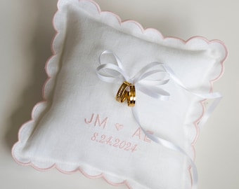 Linnen ringkussen met lichtroze rand - 9 x 9 inch (23 x 23 cm) - elegant trouwkussen - handgemaakt ceremonieaccessoire
