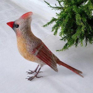 Nadelgefilzter weiblicher Kardinalvogel, realistische Wollskulptur, handgemachtes Wintergeschenk, Ornament für Vogelliebhaber, natürliche Weihnachtsdekoration.