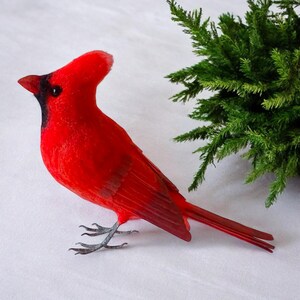 Nadel gefilzter roter Kardinal Vogel, realistische Wolle Skulptur, handgefilzte Winter Geschenk, Ornament für Vogelliebhaber, Weihnachtsdekoration.