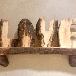 Letras de amor de pie: arte de palabras de madera cortado a mano con borde vivo, independiente, madera reciclada spalted / decoración rústica para fiesta de aniversario de despedida de soltera