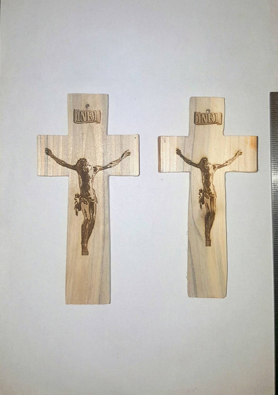 木製十字架 6 インチ レーザー彫刻イエス + INRI バナー | キリスト教