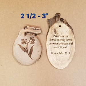 Holzscheibe mit Gravur für Gastgeschenke lrg 25-40 | Personalisiertes Namensschild aus Holz mit Zweigscheiben | Hochzeit Event Karte Wiedervereinigung Kirche Eröffnung Gunst