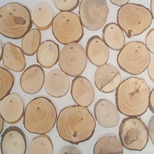 Może przedstawiać: Zestaw trzech ceramicznych misek w stopniowanych rozmiarach. Miski są białe z niebieskim kwiatowym wzorem i falistym brzegiem. Największa miska ma średnicę około 20 cm.