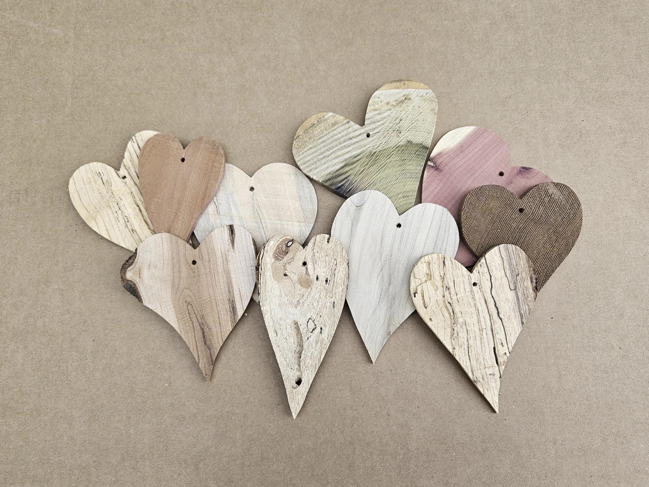 Corazones cortados a mano de madera única / Regalo rústico de aniversario  de boda, despedida de soltera, decoración de cumpleaños / Adornos de  recuerdo funerario de corazón de madera - Etsy México, image size:2252x1689