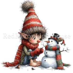 Op de afbeelding: Een kleine elf met een rood-wit gestreepte muts en sjaal bouwt een sneeuwpop. De sneeuwpop heeft een zwarte hoge hoed, een groen-rood gestreepte sjaal en een wortelneus. Er zijn twee kleine vogels op de grond.