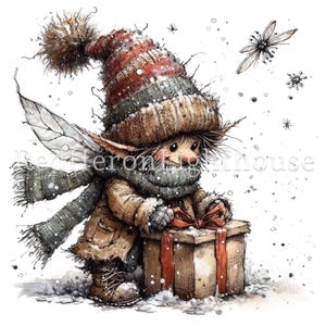 Op de afbeelding: Een kleine fee met bruine vacht, die een rood-wit gestreepte muts, een bruine jas en een grijze sjaal draagt, houdt een bruine cadeaudoos vast met een rood lint. De fee heeft vleugels en staat in de sneeuw.