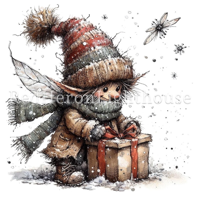 Op de afbeelding: Een kleine fee met bruine vacht, die een rood-wit gestreepte muts, een bruine jas en een grijze sjaal draagt, houdt een bruine cadeaudoos vast met een rood lint. De fee heeft vleugels en staat in de sneeuw.