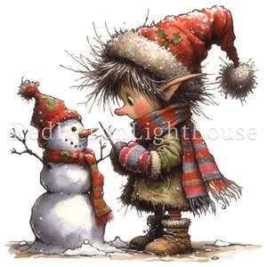 Op de afbeelding: Een kleine elf met een rode en witte muts en sjaal is een sneeuwpop aan het bouwen. De sneeuwpop draagt een rode en groene sjaal. De elf houdt een takje vast.