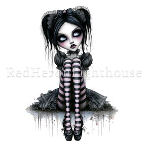 Pode incluir: Uma ilustra&ccedil;&atilde;o digital de uma boneca g&oacute;tica com pele p&aacute;lida, cabelo preto e olhos azuis. Ela usa um vestido preto, meias listradas rosa e preto e sapatos pretos. A boneca est&aacute; sentada com os joelhos levantados, e o fundo &eacute; branco com respingos de aquarela.