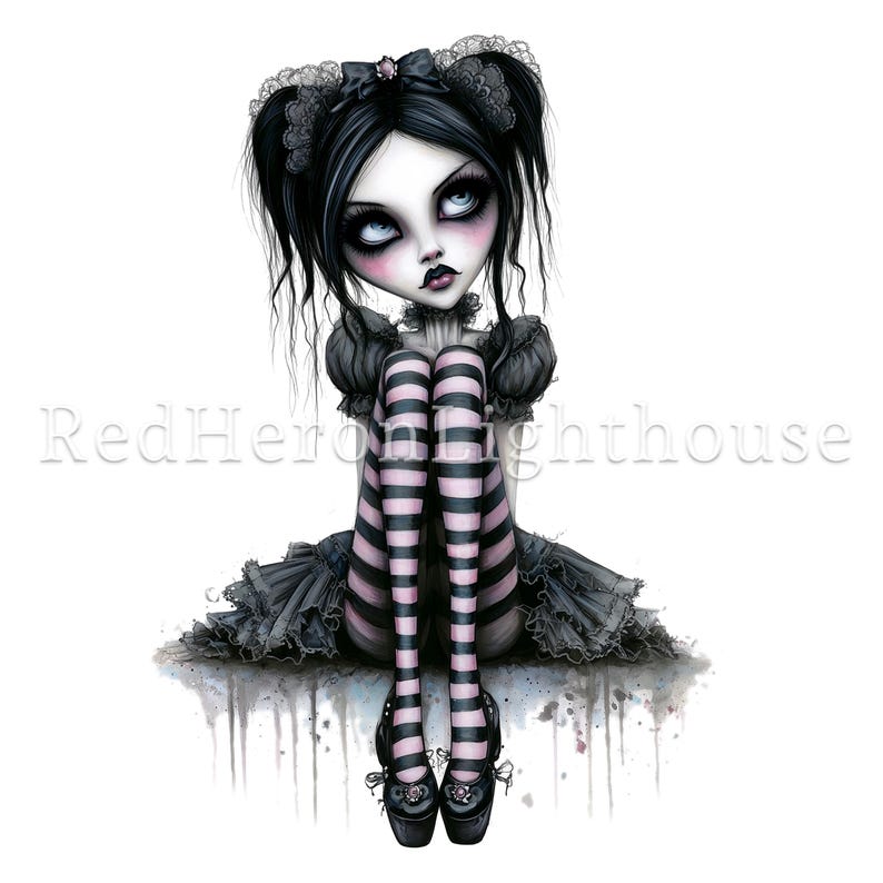 Pode incluir: Uma ilustra&ccedil;&atilde;o digital de uma boneca g&oacute;tica com pele p&aacute;lida, cabelo preto e olhos azuis. Ela usa um vestido preto, meias listradas rosa e preto e sapatos pretos. A boneca est&aacute; sentada com os joelhos levantados, e o fundo &eacute; branco com respingos de aquarela.