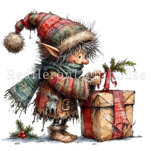 Op de afbeelding: Een klein, harig, elf-achtig wezen dat een rood-witte muts, een blauwe sjaal en een rood-witte gestreepte trui draagt, bindt een rood lint om een ​​bruine cadeaudoos met een rood-wit geruit lint. De elf houdt een klein groen dennentakje in zijn hand.