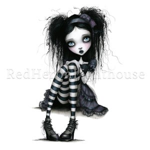 Pode incluir: Ilustra&ccedil;&atilde;o em estilo g&oacute;tico de uma boneca com pele p&aacute;lida, olhos azuis e cabelo preto. A boneca usa um vestido preto com acabamento em renda e leggings listradas. Botas pretas de salto completam o look. O texto "RedHeronLighthouse" &eacute; vis&iacute;vel.
