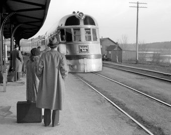 駅に停車中の流線型列車、1940年。デジタル写真ダウンロード。ビンテージ白黒写真。鉄道、旅行、1940年代、40年代。
