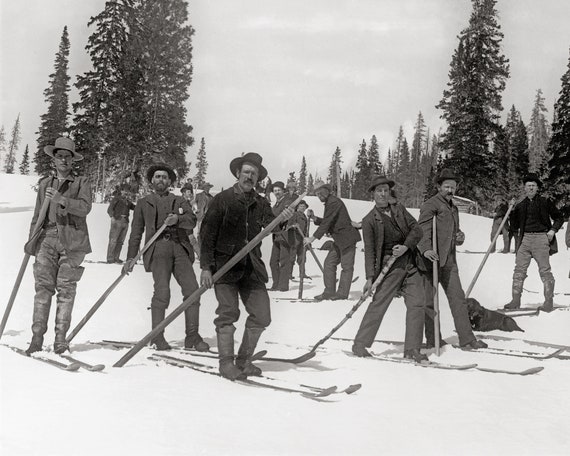 Photo Ancienne - Vintage Snapshot - Ski Skieuse Neige Équipement Drôle
