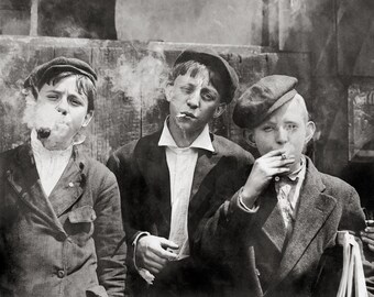 Newsies, 1910. Téléchargement de photos numériques. Photographie vintage en noir et blanc. Garçons, vendeurs de journaux, vendeurs de journaux, journal, années 1910, historique.