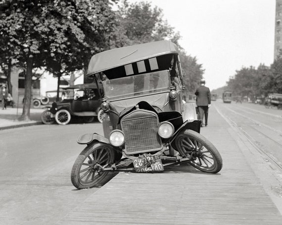 Ford modèle T écrasé, 1922. Impression d'affiche de reproduction