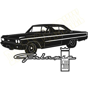 Può includere: Silhouette in bianco e nero di una Ford Galaxie 500 degli anni '60. L'auto è rivolta verso il lato sinistro dell'immagine. L'auto ha un design classico con un lungo cofano e un corto ponte posteriore. L'auto è su uno sfondo bianco.