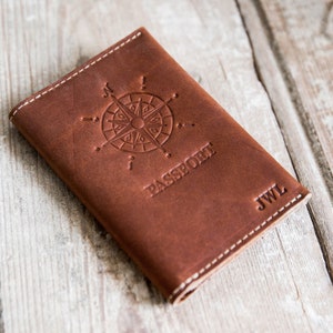 Regalos para él o para ella - Funda para pasaporte de piel flor - Accesorios de viaje - Regalo de aniversario - Regalo para viajeros - The Pioneer