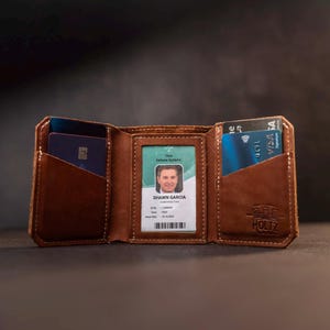 Regalos para el Día del Padre para él: Billetera de cuero personalizada de tres pliegues con ranura para identificación - The Trifecta. - Accesorios para hombre