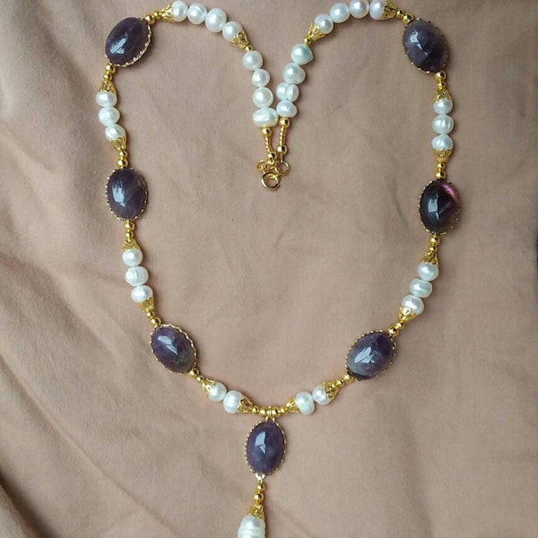 Cabochon améthyste et collier de perles d’eau douce