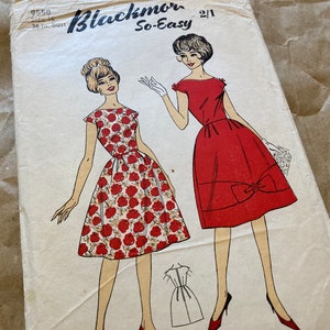 Op de afbeelding: Vintage naaipatroon voor twee jurken. Het patroon is voor maat 16, 36 inch borstomvang. Het patroon heet "Blackmor So-Easy 2/1" en toont twee vrouwen in jurken. Eén jurk is rood met een strik en de andere is bloemig.