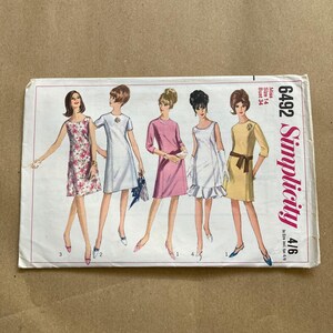 Può includere: Modello di cucito Simplicity numero 6492 per un abito, taglia 14, seno 86 cm. Il modello mostra cinque stili diversi di abiti, tutti con maniche corte e silhouette a linea A. Gli abiti sono di vari colori, tra cui bianco, rosa, giallo e stampa floreale.