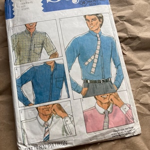 Può includere: Un modello di cucito vintage per camicie da uomo. Il modello presenta illustrazioni di diversi stili di camicia, tra cui camicie button-down e con colletto, con vari colori e motivi. Il testo "PATTERN/PATRON" è visibile.