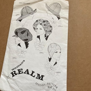 Könnte beinhalten: Ein Vintage-Schnittmuster für fünf verschiedene Hutmodelle. Das Schnittmuster trägt den Titel "woman's REALM" und die Nummer "WR. 313". Das Schnittmuster ist auf weißem Papier mit schwarzer Tinte gedruckt.