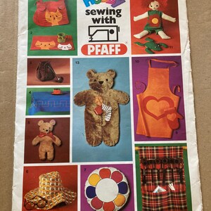 Può includere: Un libretto di modelli di cucito vintage che presenta una varietà di progetti, tra cui un orsacchiotto, una bambola, un gatto, un cappello e un grembiule. Il libretto è intitolato "Hobby sewing with PFAFF".