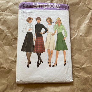 May include: Vintage Simplicity sewing pattern envelope featuring illustrations of four women in skirts and blouses. The envelope is white with the number 7625 and the waist size is 64 cm (25"). The envelope is on a brown paper background.