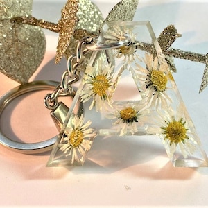 Sleutelhanger cadeau cadeau, madeliefje gepersonaliseerde sleutelhanger, initiaal A, tasbedel initiaal, monogramcadeau, sleutelhanger letter