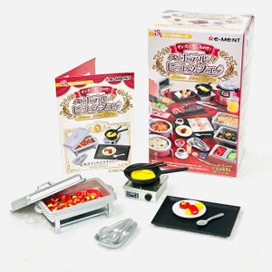Puede incluir: Juego de comida en miniatura con temática de buffet. Incluye una caja con texto japonés, una pequeña bandeja para calentar con comida roja, una sartén con una tortilla y un plato con comida. Para coleccionistas.