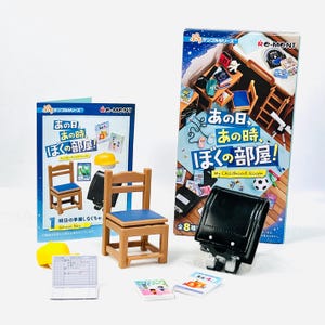 Puede incluir: Juguetes en miniatura con temática escolar, que incluyen una silla de madera con asiento azul, una mochila negra, libros y una gorra amarilla. El embalaje presenta texto japonés e ilustraciones de una habitación infantil. El conjunto se titula "My Childhood Room."