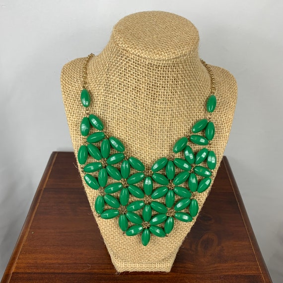 Vintage Green Plastic Bead & Gold 'Crocheted' Sta… - image 9