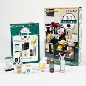 Pode incluir: Um conjunto de jogos de café em miniatura com vários acessórios. O conjunto inclui uma máquina de café, vitrine com doces, xícaras de café e garrafas. A embalagem apresenta o texto "PETIT STYLE COFFEE" e texto japonês.