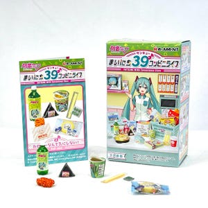 Puede incluir: Miniatura del juego de la tienda de conveniencia Hatsune Miku con cajas y alimentos. Las cajas presentan ilustraciones de Hatsune Miku y texto japonés. El juego incluye una variedad de pequeñas réplicas de alimentos, como bebidas, aperitivos y un pastel enrollado.