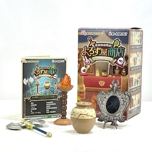 Puede incluir: Una colección de artículos en miniatura con temática de fantasía, que incluye un espejo decorativo, un jarrón pequeño, una antorcha con una llama y un hacha en miniatura. Los artículos se muestran con una caja con texto japonés.