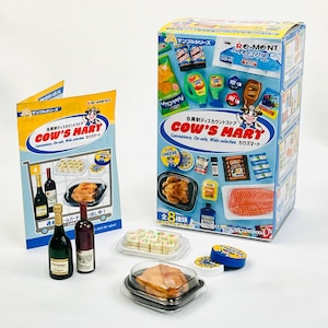 Puede incluir: Un juego de mini supermercado con una caja y un folleto con el texto "COW'S MART". El juego incluye alimentos en miniatura como salmón, pollo y botellas de vino. El embalaje es colorido con texto japonés.