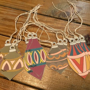 Decorazioni natalizie vintage di ispirazione retrò, opere d'arte originali, disegnate digitalmente, tagliate a mano, colorate e divertenti, etichette regalo di Natale uniche
