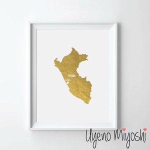 Può includere: Una stampa in foglia d'oro del contorno del Perù con il testo "Perù" e "Lima" in lettere bianche.