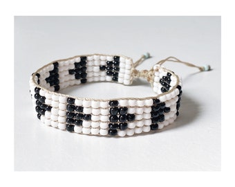 Beaded loom bracelet // black and white arrow pattern (adjustable)