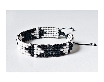 Glass beaded loom bracelet // black and white mirrored arrow pattern (adjustable)