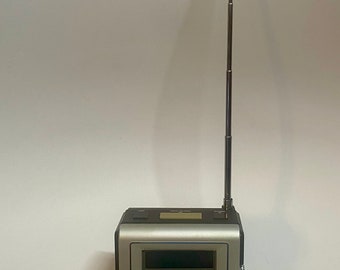 Vintage 1970s/1980s Magnavox Radio Chronometer With Leather Vintage 1970s/1980s Magnavox Radio Chronometer With Leather