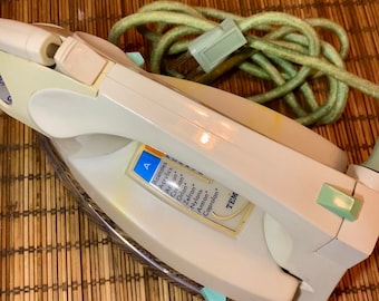 Vintage 1960s Lifelong Iron / vintage cleaning / retro laundry / vintage appliance