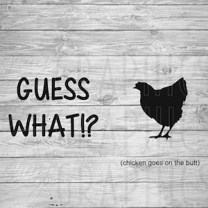 以下が含まれることがあります： 木製の背景を持つ白黒の画像。黒い文字で「GUESS WHAT!?」と書かれています。画像の右側に黒い鶏のシルエットがあります。鶏の下に黒い文字で「(chicken goes on the butt)」と書かれています。