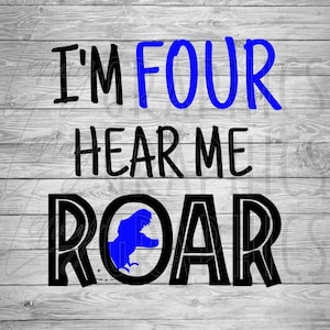 Może przedstawiać: Czarno-niebieski projekt graficzny z tekstem "I'm Four Hear Me Roar" i sylwetką niebieskiego dinozaura w kółku.