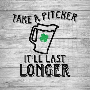 Puede incluir: Diseño gráfico en blanco y negro con el texto "Take a pitcher it'll last longer". Un contorno negro de una jarra con un trébol verde en su interior se encuentra en el centro del diseño.